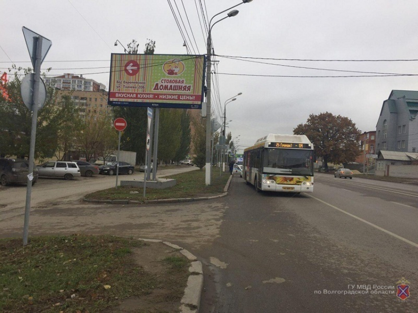 Кондуктор и пассажирка автобуса «Питеравто» пострадали в центре Волгограда 