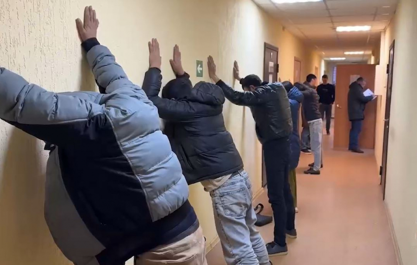 Лицом к стене поставил СОБР мигрантов под Волгоградом 