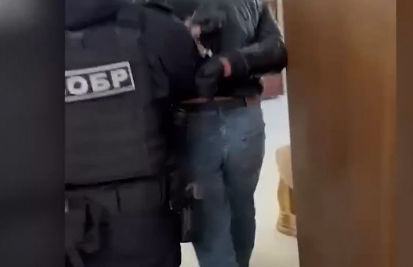 Лицом в пол уложил СОБР разводящего эвакуаторщика в Волгограде