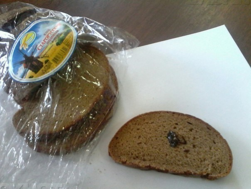 Жительница Волжского купила любимый хлеб с огромным жуком