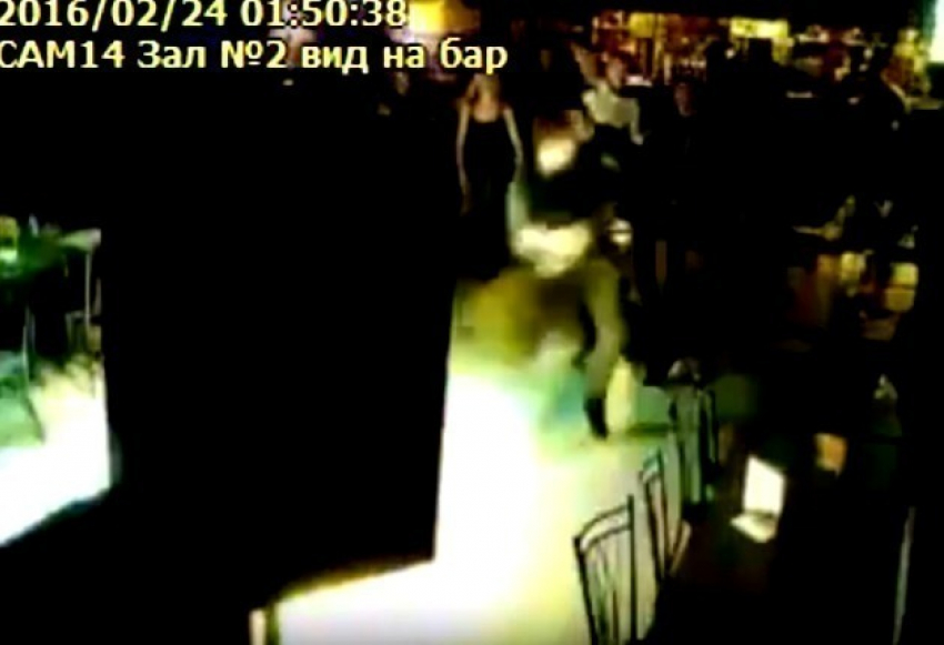 На видео попала массовая драка на 23 февраля в баре Волгограда 