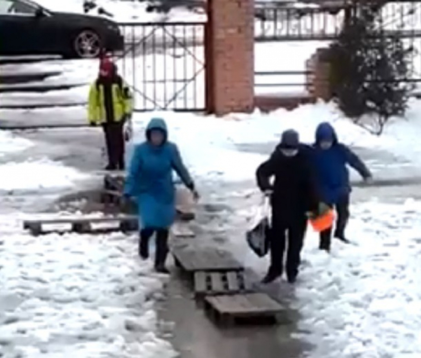 Попытка детей переплыть дорогу к школе попала на видео в Волгограде
