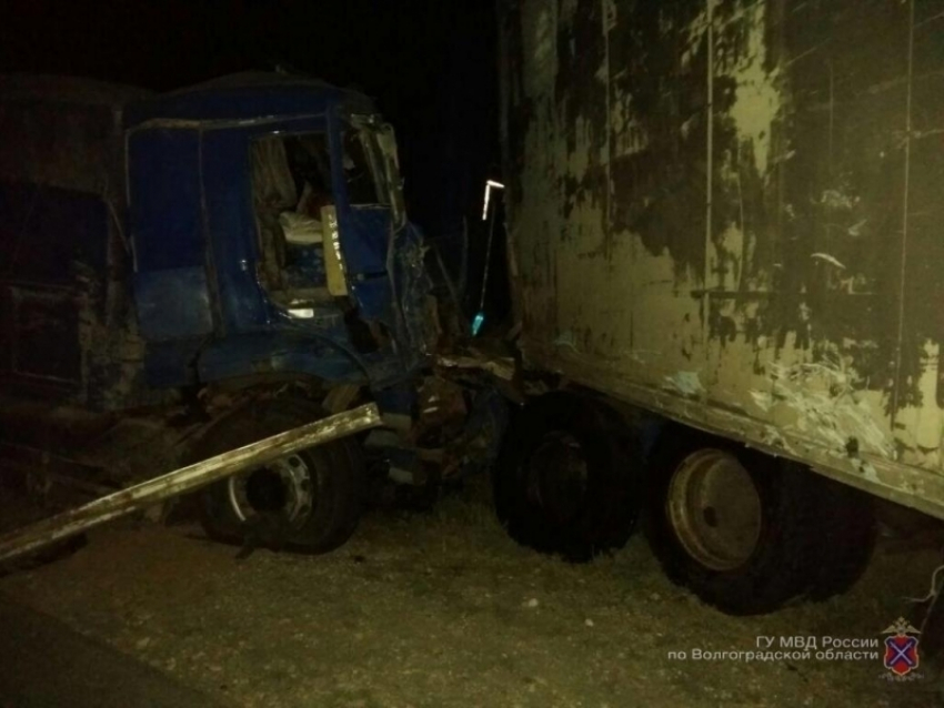 46-летний мужчина погиб в ДТП с тремя грузовиками и легковушкой под Волгоградом