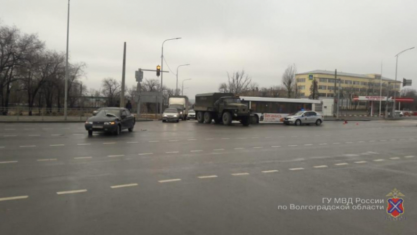 Водитель «десятки» устроил тройное ДТП с «Уралом» и буксируемым автобусом в Волгограде