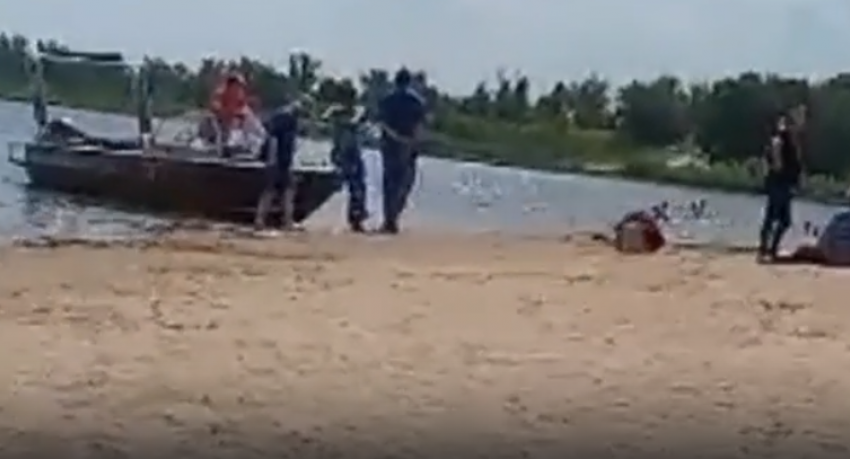 Двое мужчин утонули на диком пляже под Волгоградом 
