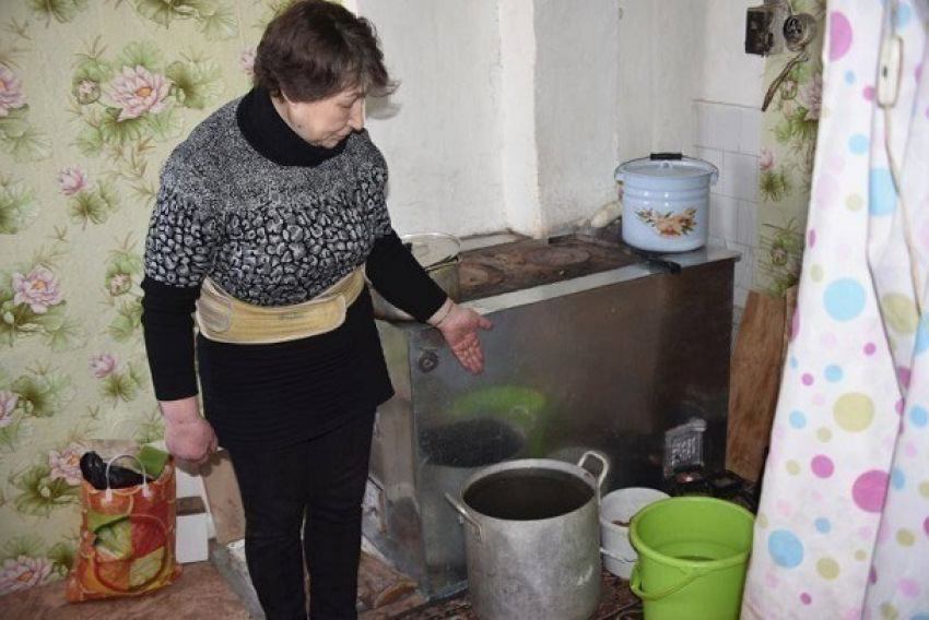 Жители поселка под Волгоградом больше месяца живут без воды