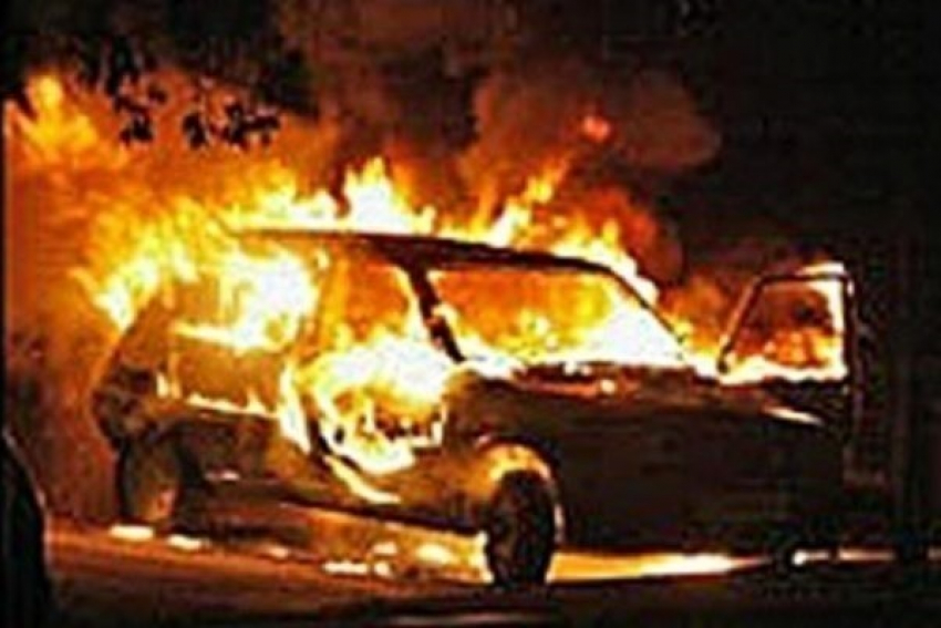 В Волжском пироманы сожгли 42-летнюю «копейку»