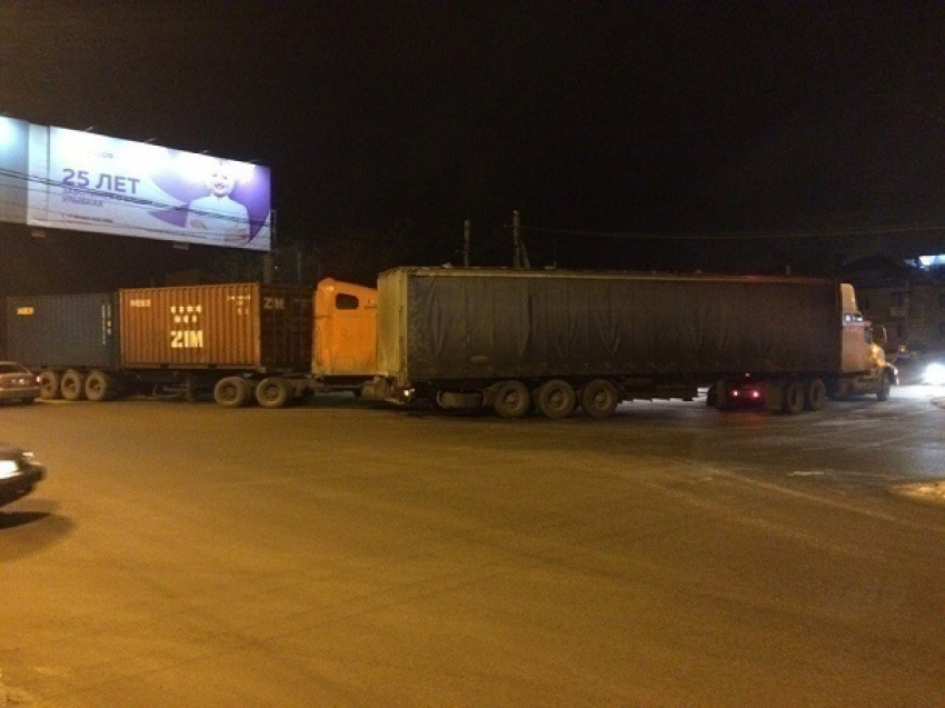 Две фуры столкнулись в центре Волгограда