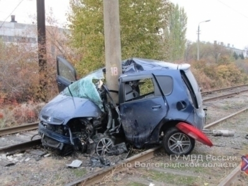 В Волжском 20-летний водитель «Митсубиси» врезался в столб и скончался
