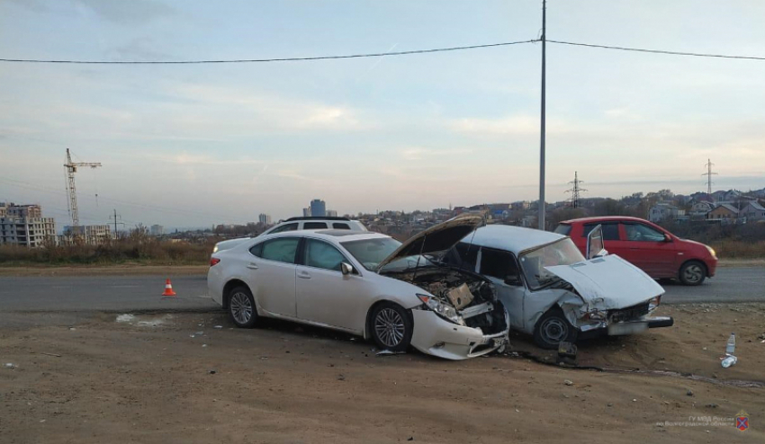 «Пятерка» протаранила Lexus ES в Волгограде: двое в больнице