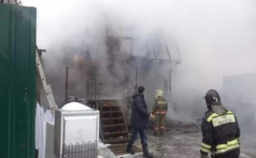 На западе Волгограда мужчина едва не сгорел в пристройке 