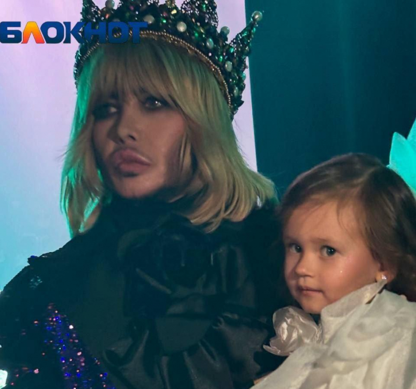 Юная волгоградская модель открыла показ у Сергея Зверева на руках