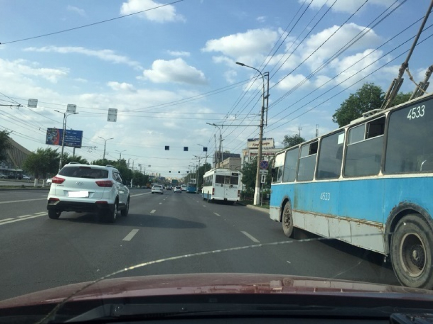 Транспортный коллапс на севере Волгограда: из-за аварийной остановки троллейбусов образовалась пробка