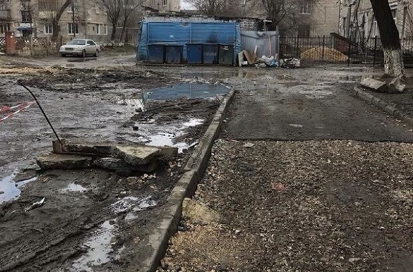 Дорожный ад во дворе сняли на видео жители севера Волгограда