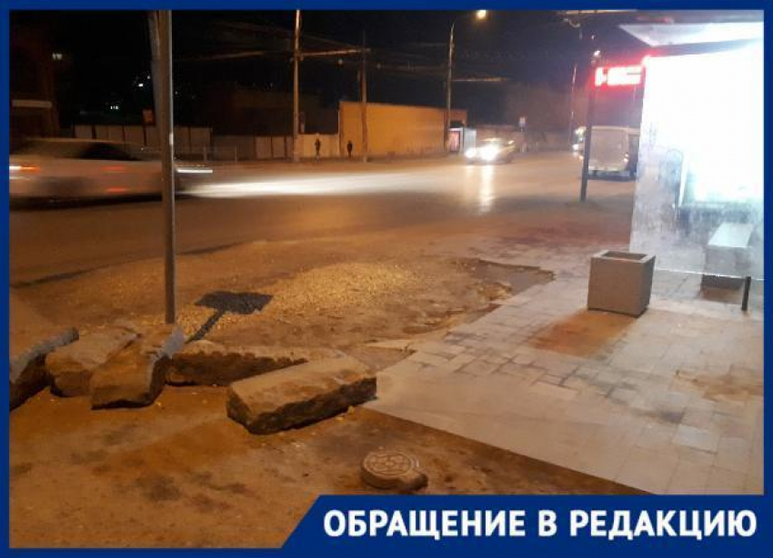 На остановке в Волгограде разбитый асфальт мешает заходить в общественный транспорт