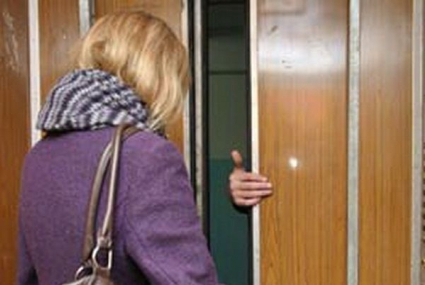 Грабившая женщин в подъездах домов банда идет под суд в Волгограде 