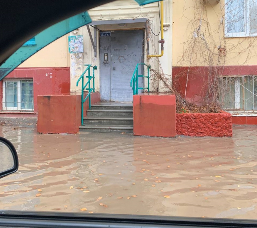 Ливень заблокировал выход из многоэтажного дома в Волгограде