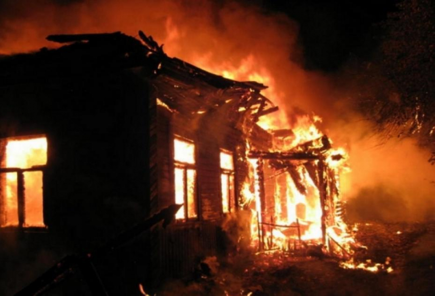 Под Волгоградом в своем доме заживо сгорели мать и сын