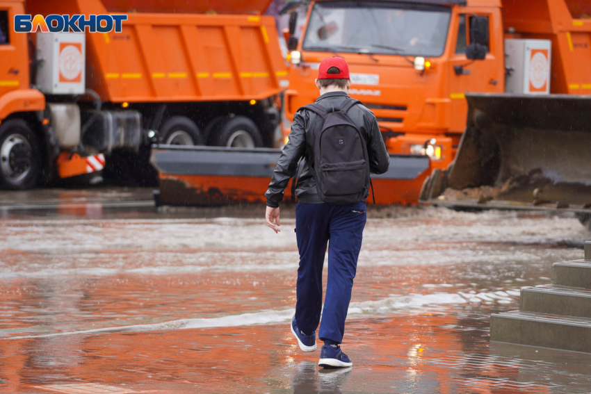 «Скорая и пожарная не проедут - провалятся в болоте»: поселок в Волгограде заливает из-за прорыва трубопровода