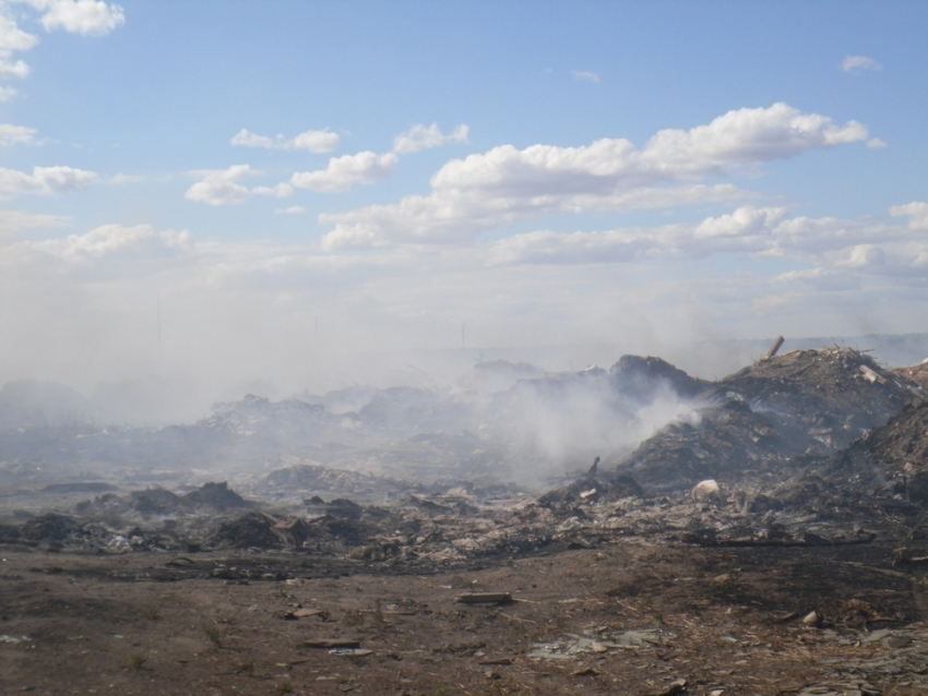 В Кировском районе Волгограда уже две недели горит свалка