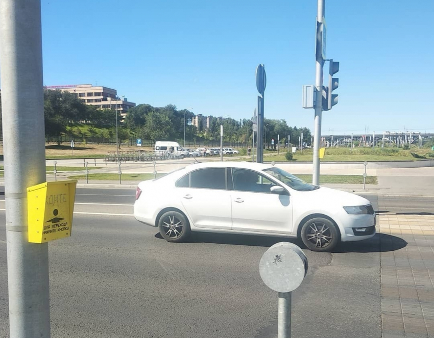 "Под машины с ребенком бросаться?": волгоградский общественник о ситуации на дороге у детского парка