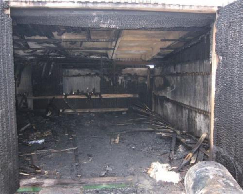 На юге Волгограда в гараже заживо сгорел 51-летний мужчина