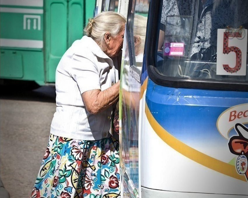 Под Волгоградом 80-летняя пенсионерка сломала ребро при падении в автобусе