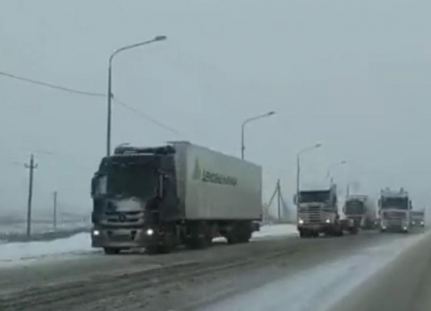 Фуры из-за гололеда блокировали движение на Третьей Продольной в Волгограде