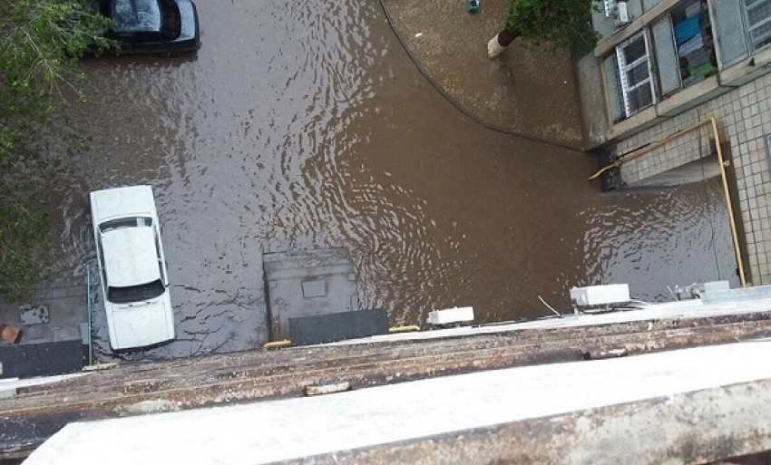 ﻿На юге Волгограда УК оставила жильцов один на один с потопом во дворе