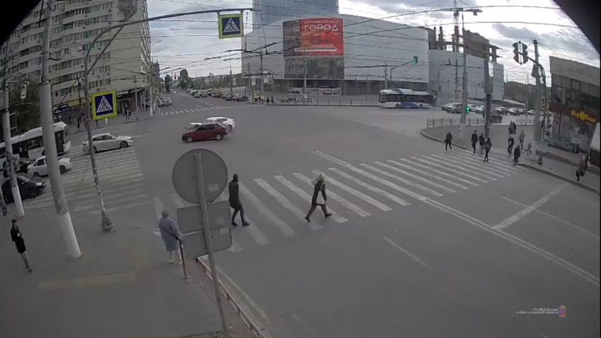 ДТП с месивом из осколков в центре Волгограда попало на видео