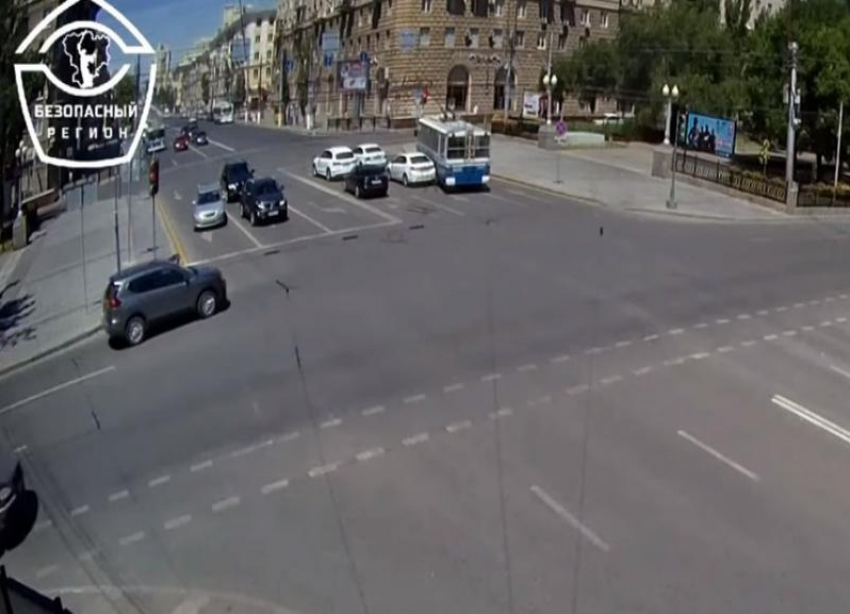 На видео попала авария с троллейбусом и иномаркой на Комсомольской в Волгограде