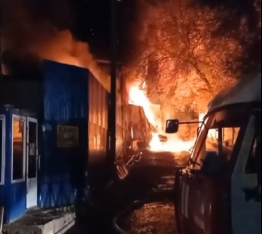 Пожар на Тракторном рынке Волгограда: фото и видео