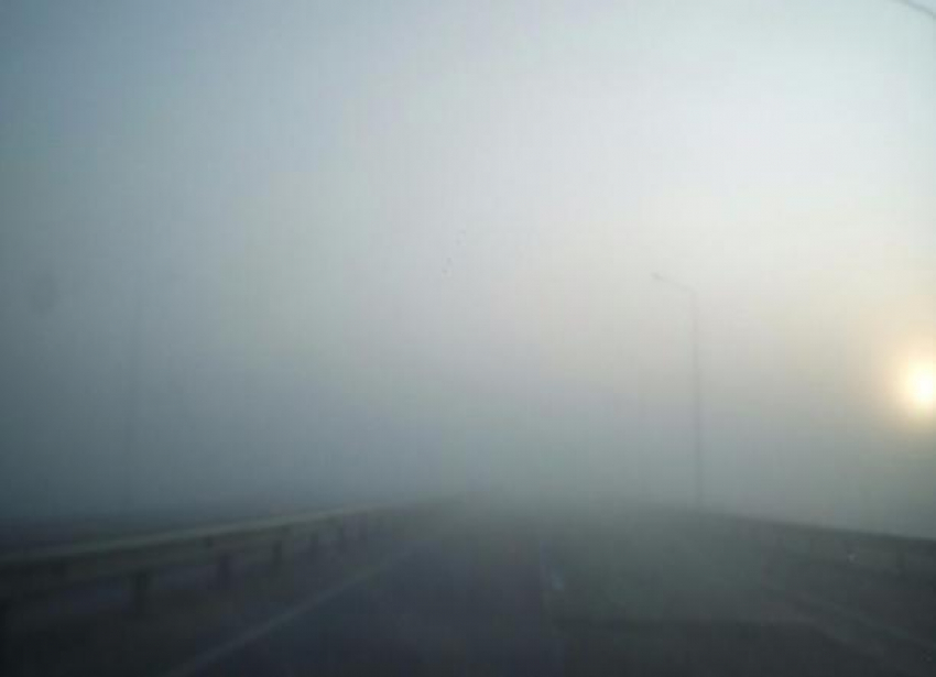 Густой туман окутал трассу в Волгоградской области