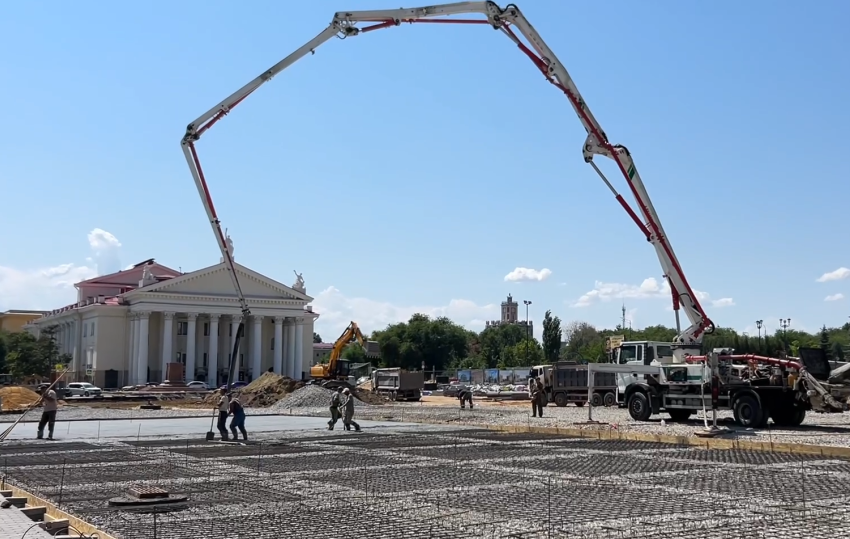 Главную площадь Волгограда капитально заливают бетоном из гранд-«щупальцы»