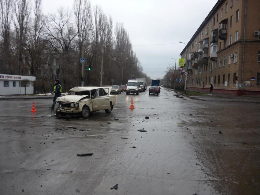 В Волгограде водитель уснул за рулем и врезался в столб