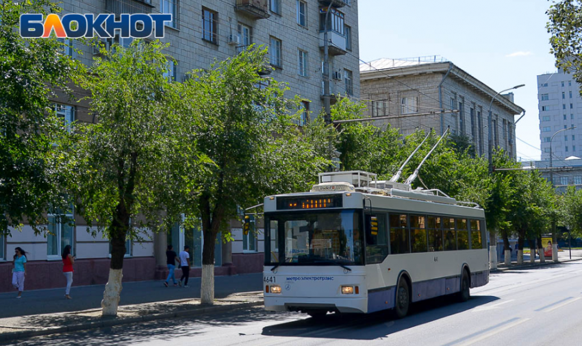 Женщина больше часа удерживала троллейбус на месте в Волгограде