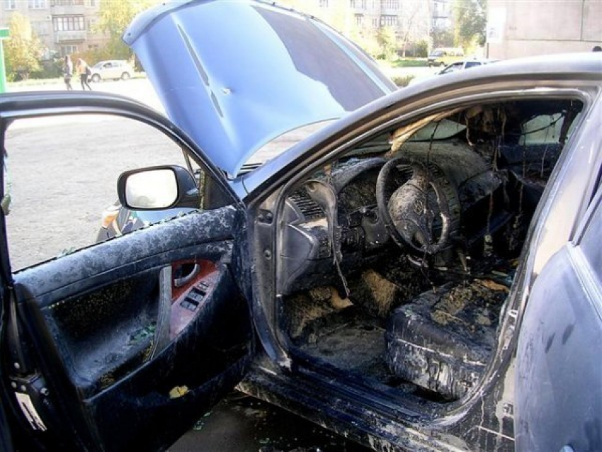 На севере Волгограда ночью сожгли Toyota Camry