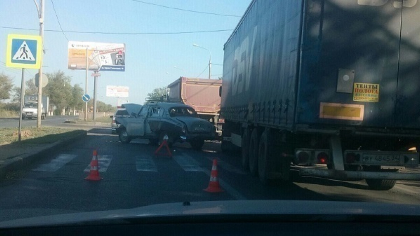 Юг Волгограда встал в пробку из-за тройного ДТП