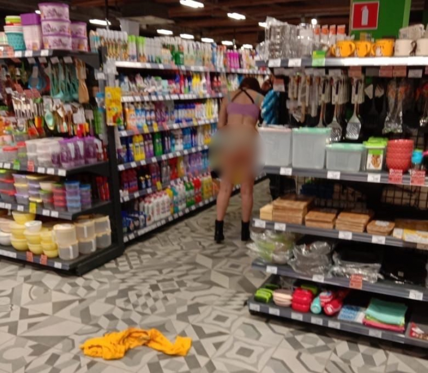 клип голая девушка в магазине