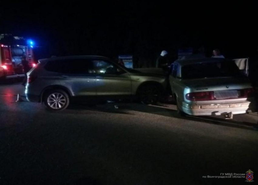 Женщина за рулем BMW врезалась в «Волгу» в Волгограде: пострадали 3 человека вместе с 7-месячным ребенком
