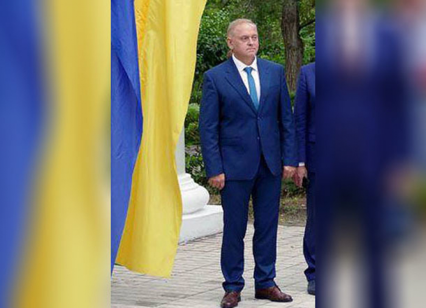 У мэра Волжского требуют объяснений после фотографирования на фоне флага Украины