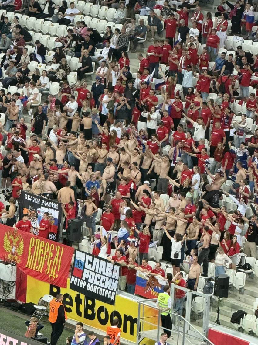 Горячая атмосфера: десятки болельщиков не выдержали накала и разделись на трибунах «Волгоград Арены"