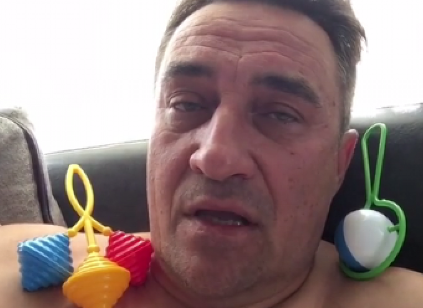Волгоградец Камиль Ларин отправил детей в «нокаут» колыбельной про качка