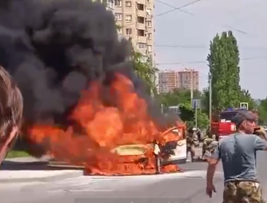 Взрывы горящего Ford Kuga сняли на видео в Волгограде