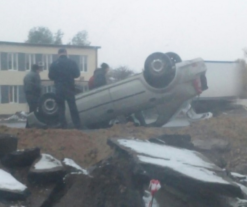 Водитель на Renault перевернулся по дороге в аэропорт Волгограда