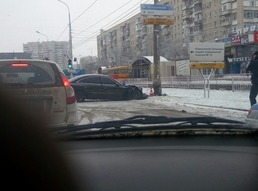 Водитель иномарки протаранил столб в Волгограде