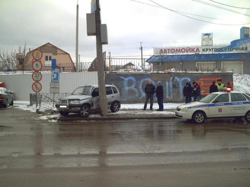 В Волгограде водитель «Нивы» сбил женщину на обочине 