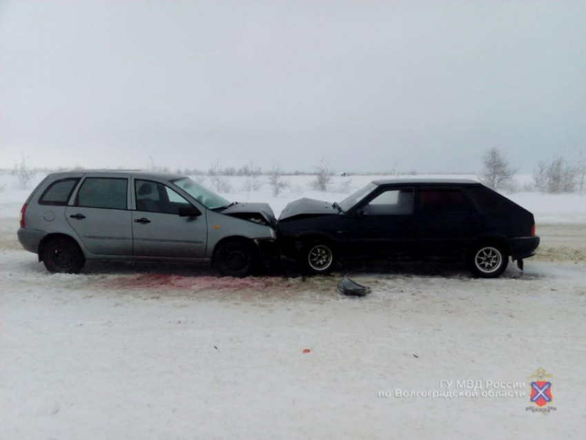 Пассажирка Lada Kalina от новогоднего «поцелуя» с «четырнадцатой» под Волгоградом попала в больницу