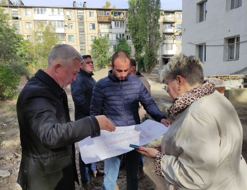Депутаты похвастались запоздавшим почти на пять лет ремонтом двора в Волгограде