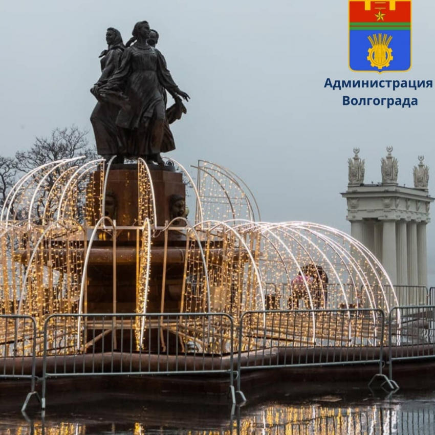 Новогоднюю иллюминацию прикрыли от волгоградцев уродливым забором